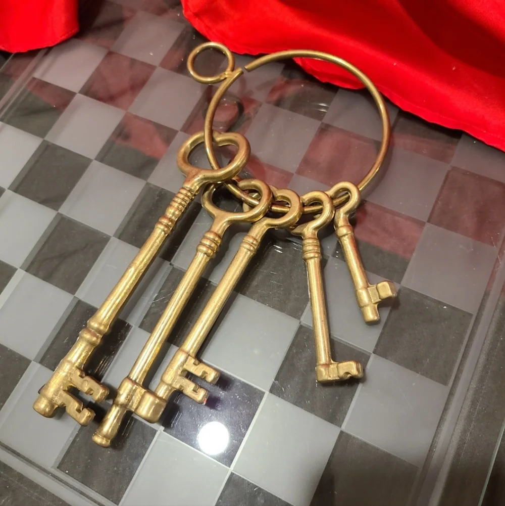 Gold Keys With Ring Decor - Picture 4 of 4